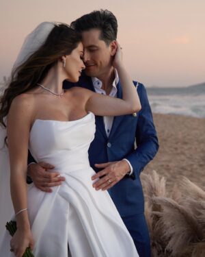 Raúl Méndez Instagram - Gracias, gracias a todas las personas que hicieron posible esta boda!
Han sido meses de dedicación.
Pero ya por fin se hizo.
Tenemos que agradecer profundamente a todos nuestros amigos y familia por estar y acompañarnos y a todo el mundo que nos ayudó a hacerlo posible:

Fotos: @carmeloredondofotografo y @aaronmezamx por hacer las fotos más bonitas y por dedicarse a nosotros en cuerpo y alma.

@markafloral nos hizo un diseño floral increíble 

A todas las marcas de alcohol que quisieron amenizarnos la noche :
@senordeloscielostequila 
@mezcalojodetigre 
@freixenetmexico 
@greygoose 
@bacardimx 
@matracagin 
@haciendadeletrasoficial 
@barroviejoparras 

Agradecer a @alan.rubio.dj por amenizar la fiesta.

A @carlosescobarmzt por regalarnos el poder tener una gran banda con nosotros 

A @pariseventosmzt por el mobiliario y decoración 

A quienes nos vistieron, yo tuve un segundo vestido de @sergi_regal que os lo tengo que enseñar por que es espectacular 
Vestido de @forlovebridal y el traje de @amalfisartoriale 

Nuestros anillos de @ingratafortuna 

Tocado @eltallerjewelry 

Pirotecnia @melfipiroeventos 

Gracias, gracias y millones de gracias 🙏🏼❤️🥹