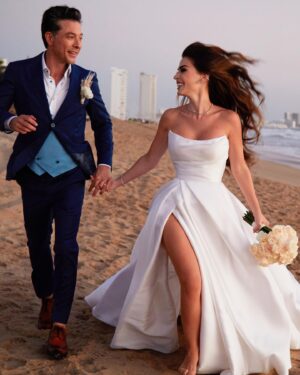 Raúl Méndez Instagram - Gracias, gracias a todas las personas que hicieron posible esta boda!
Han sido meses de dedicación.
Pero ya por fin se hizo.
Tenemos que agradecer profundamente a todos nuestros amigos y familia por estar y acompañarnos y a todo el mundo que nos ayudó a hacerlo posible:

Fotos: @carmeloredondofotografo y @aaronmezamx por hacer las fotos más bonitas y por dedicarse a nosotros en cuerpo y alma.

@markafloral nos hizo un diseño floral increíble 

A todas las marcas de alcohol que quisieron amenizarnos la noche :
@senordeloscielostequila 
@mezcalojodetigre 
@freixenetmexico 
@greygoose 
@bacardimx 
@matracagin 
@haciendadeletrasoficial 
@barroviejoparras 

Agradecer a @alan.rubio.dj por amenizar la fiesta.

A @carlosescobarmzt por regalarnos el poder tener una gran banda con nosotros 

A @pariseventosmzt por el mobiliario y decoración 

A quienes nos vistieron, yo tuve un segundo vestido de @sergi_regal que os lo tengo que enseñar por que es espectacular 
Vestido de @forlovebridal y el traje de @amalfisartoriale 

Nuestros anillos de @ingratafortuna 

Tocado @eltallerjewelry 

Pirotecnia @melfipiroeventos 

Gracias, gracias y millones de gracias 🙏🏼❤️🥹