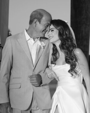 Raúl Méndez Instagram - Gracias, gracias a todas las personas que hicieron posible esta boda!
Han sido meses de dedicación.
Pero ya por fin se hizo.
Tenemos que agradecer profundamente a todos nuestros amigos y familia por estar y acompañarnos y a todo el mundo que nos ayudó a hacerlo posible:

Fotos: @carmeloredondofotografo y @aaronmezamx por hacer las fotos más bonitas y por dedicarse a nosotros en cuerpo y alma.

@markafloral nos hizo un diseño floral increíble 

A todas las marcas de alcohol que quisieron amenizarnos la noche :
@senordeloscielostequila 
@mezcalojodetigre 
@freixenetmexico 
@greygoose 
@bacardimx 
@matracagin 
@haciendadeletrasoficial 
@barroviejoparras 

Agradecer a @alan.rubio.dj por amenizar la fiesta.

A @carlosescobarmzt por regalarnos el poder tener una gran banda con nosotros 

A @pariseventosmzt por el mobiliario y decoración 

A quienes nos vistieron, yo tuve un segundo vestido de @sergi_regal que os lo tengo que enseñar por que es espectacular 
Vestido de @forlovebridal y el traje de @amalfisartoriale 

Nuestros anillos de @ingratafortuna 

Tocado @eltallerjewelry 

Pirotecnia @melfipiroeventos 

Gracias, gracias y millones de gracias 🙏🏼❤️🥹