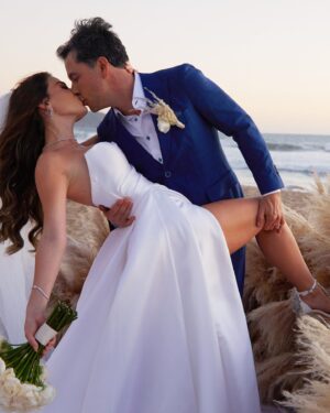 Raúl Méndez Instagram - Gracias, gracias a todas las personas que hicieron posible esta boda!
Han sido meses de dedicación.
Pero ya por fin se hizo.
Tenemos que agradecer profundamente a todos nuestros amigos y familia por estar y acompañarnos y a todo el mundo que nos ayudó a hacerlo posible:

Fotos: @carmeloredondofotografo y @aaronmezamx por hacer las fotos más bonitas y por dedicarse a nosotros en cuerpo y alma.

@markafloral nos hizo un diseño floral increíble 

A todas las marcas de alcohol que quisieron amenizarnos la noche :
@senordeloscielostequila 
@mezcalojodetigre 
@freixenetmexico 
@greygoose 
@bacardimx 
@matracagin 
@haciendadeletrasoficial 
@barroviejoparras 

Agradecer a @alan.rubio.dj por amenizar la fiesta.

A @carlosescobarmzt por regalarnos el poder tener una gran banda con nosotros 

A @pariseventosmzt por el mobiliario y decoración 

A quienes nos vistieron, yo tuve un segundo vestido de @sergi_regal que os lo tengo que enseñar por que es espectacular 
Vestido de @forlovebridal y el traje de @amalfisartoriale 

Nuestros anillos de @ingratafortuna 

Tocado @eltallerjewelry 

Pirotecnia @melfipiroeventos 

Gracias, gracias y millones de gracias 🙏🏼❤️🥹