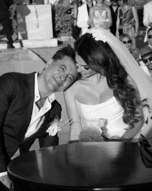 Raúl Méndez Instagram - Gracias, gracias a todas las personas que hicieron posible esta boda!
Han sido meses de dedicación.
Pero ya por fin se hizo.
Tenemos que agradecer profundamente a todos nuestros amigos y familia por estar y acompañarnos y a todo el mundo que nos ayudó a hacerlo posible:

Fotos: @carmeloredondofotografo y @aaronmezamx por hacer las fotos más bonitas y por dedicarse a nosotros en cuerpo y alma.

@markafloral nos hizo un diseño floral increíble 

A todas las marcas de alcohol que quisieron amenizarnos la noche :
@senordeloscielostequila 
@mezcalojodetigre 
@freixenetmexico 
@greygoose 
@bacardimx 
@matracagin 
@haciendadeletrasoficial 
@barroviejoparras 

Agradecer a @alan.rubio.dj por amenizar la fiesta.

A @carlosescobarmzt por regalarnos el poder tener una gran banda con nosotros 

A @pariseventosmzt por el mobiliario y decoración 

A quienes nos vistieron, yo tuve un segundo vestido de @sergi_regal que os lo tengo que enseñar por que es espectacular 
Vestido de @forlovebridal y el traje de @amalfisartoriale 

Nuestros anillos de @ingratafortuna 

Tocado @eltallerjewelry 

Pirotecnia @melfipiroeventos 

Gracias, gracias y millones de gracias 🙏🏼❤️🥹