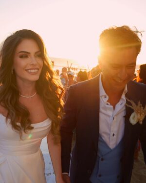 Raúl Méndez Instagram - Gracias, gracias a todas las personas que hicieron posible esta boda!
Han sido meses de dedicación.
Pero ya por fin se hizo.
Tenemos que agradecer profundamente a todos nuestros amigos y familia por estar y acompañarnos y a todo el mundo que nos ayudó a hacerlo posible:

Fotos: @carmeloredondofotografo y @aaronmezamx por hacer las fotos más bonitas y por dedicarse a nosotros en cuerpo y alma.

@markafloral nos hizo un diseño floral increíble 

A todas las marcas de alcohol que quisieron amenizarnos la noche :
@senordeloscielostequila 
@mezcalojodetigre 
@freixenetmexico 
@greygoose 
@bacardimx 
@matracagin 
@haciendadeletrasoficial 
@barroviejoparras 

Agradecer a @alan.rubio.dj por amenizar la fiesta.

A @carlosescobarmzt por regalarnos el poder tener una gran banda con nosotros 

A @pariseventosmzt por el mobiliario y decoración 

A quienes nos vistieron, yo tuve un segundo vestido de @sergi_regal que os lo tengo que enseñar por que es espectacular 
Vestido de @forlovebridal y el traje de @amalfisartoriale 

Nuestros anillos de @ingratafortuna 

Tocado @eltallerjewelry 

Pirotecnia @melfipiroeventos 

Gracias, gracias y millones de gracias 🙏🏼❤️🥹