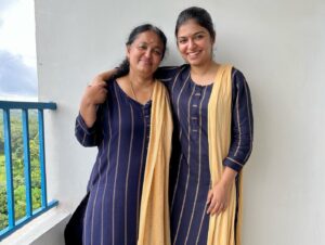 Raveena Ravi Instagram - Happppyyyy bdayyyyyyyy #amma !! Love youuuu chooo muchhhh😍🎊❤️🎉😘🎁🥰 muuaahhhhhh to the prettiest sweetest #mom ! 😄👩‍👧 @sreeja_ravi7 
#sreejaravi