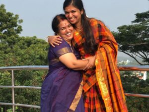 Raveena Ravi Instagram - Happppyyyy bdayyyyyyyy #amma !! Love youuuu chooo muchhhh😍🎊❤️🎉😘🎁🥰 muuaahhhhhh to the prettiest sweetest #mom ! 😄👩‍👧 @sreeja_ravi7 
#sreejaravi
