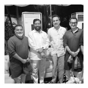Ravi Jadhav Instagram - काल महाराष्ट्राचे सन्माननीय मुख्यमंत्री श्री एकनाथजी शिंदे आणि सन्माननीय उपमुख्यमंत्री श्री देवेन्द्रजी फडणवीस यांच्या निवासस्थानी त्यांच्या गणरायाचे मंगलमय दर्शन घेण्याचे भाग्य लाभले. 

सोबत सुरांच्या देवी आशा भोसलेजी यांना भेटण्याचा सुवर्णयोग आला!!!

गणपती बाप्पा मोरया 🙏🙏🙏

#ganeshchaturthi #ganpatibappamorya 
#spiritual