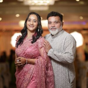 Ravi Jadhav Instagram - “In my house, I am the boss. My wife is just the decision maker.” 
Thank you for making the best decisions for us both. Happy 25th anniversary @meghana_jadhav ❤️❤️❤️💐💐💐