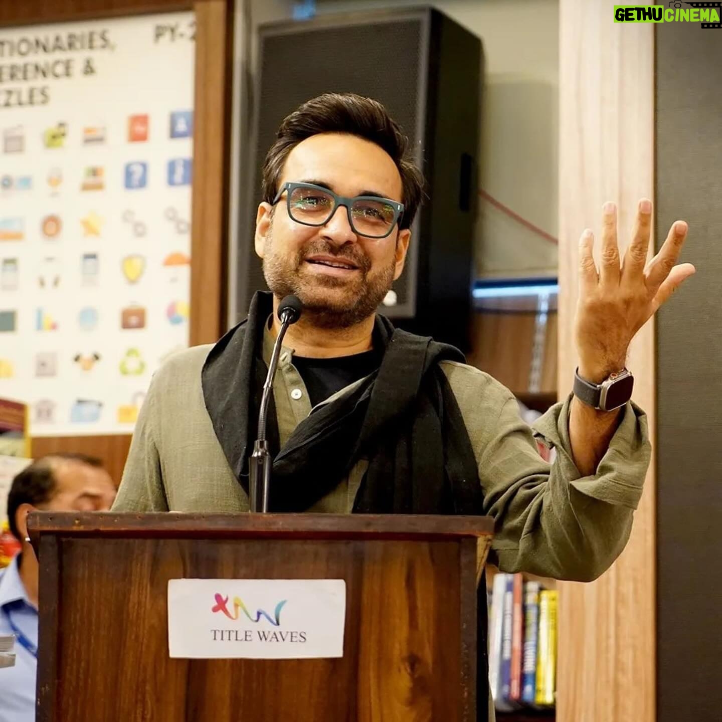Ravi Jadhav - 6.9K Likes - Amid love and poetry, we celebrated the poet who wrote history! 🫶 ✨
#MainAtalHoon streaming now, only on #ZEE5
#AtalOnZEE5 #WorldPoetryDay
@pankajtripathi @ravijadhavofficial @vinod.bhanushali @officialsandipssingh @kamleshgori1 @thewriteinsaan @bhaveshbhanushali_ #SamKhan @bsl_films @officiallegendstudios @hitz.music.official @raja.sevak @ektakaul11 @lawrencedcunha @sandeepravade @amolbhor52 @manish_kalra_ @zee5 @zee5global