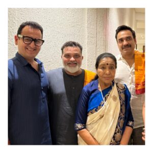 Ravi Jadhav Instagram - काल महाराष्ट्राचे सन्माननीय मुख्यमंत्री श्री एकनाथजी शिंदे आणि सन्माननीय उपमुख्यमंत्री श्री देवेन्द्रजी फडणवीस यांच्या निवासस्थानी त्यांच्या गणरायाचे मंगलमय दर्शन घेण्याचे भाग्य लाभले. 

सोबत सुरांच्या देवी आशा भोसलेजी यांना भेटण्याचा सुवर्णयोग आला!!!

गणपती बाप्पा मोरया 🙏🙏🙏

#ganeshchaturthi #ganpatibappamorya 
#spiritual