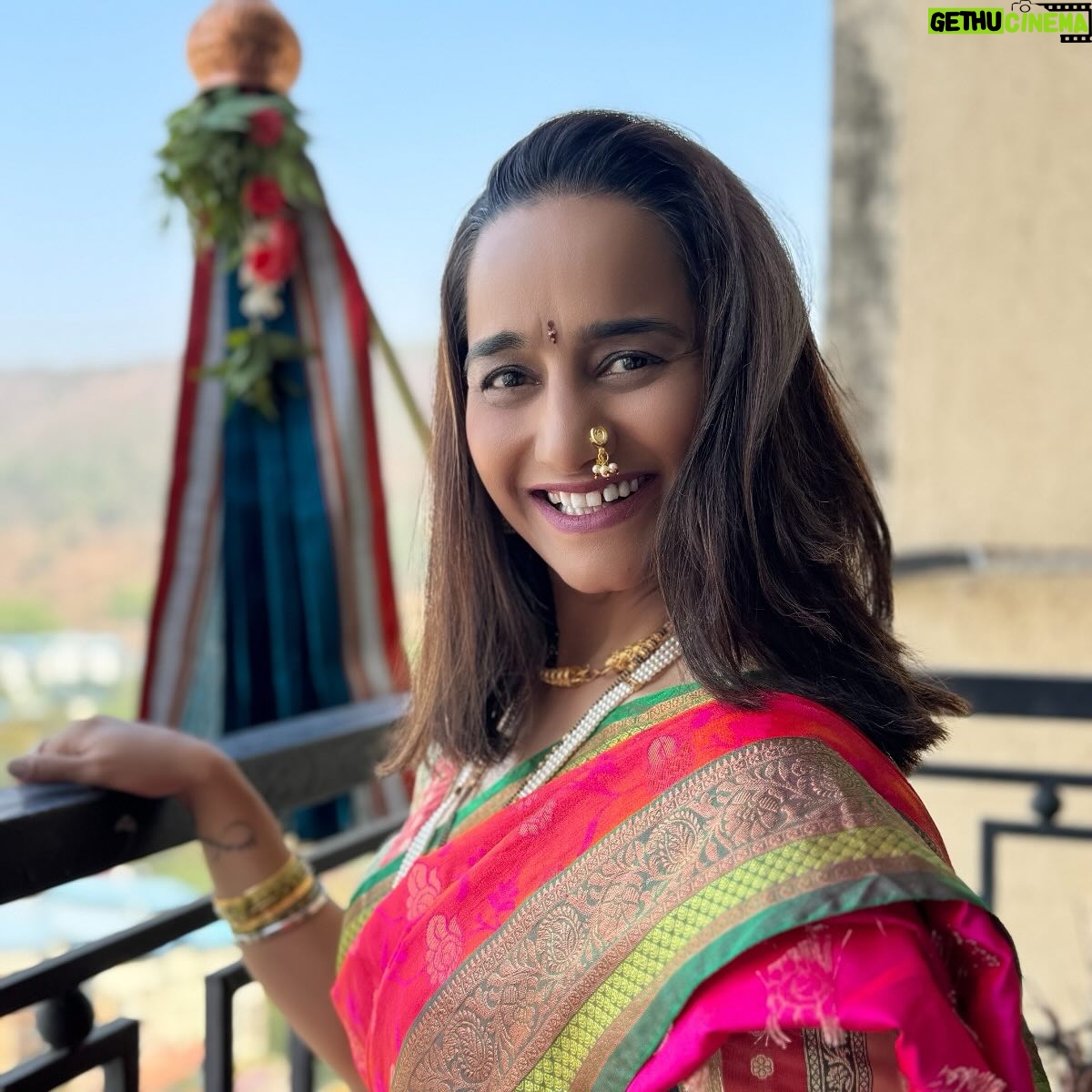 Ravi Jadhav - 11.7K Likes - सूर्य संवेदना पुष्पे, दीप्ति कारुण्यगंधने।
लब्ध्वा शुभं नववर्षेऽस्मिन कुर्यात्सर्वस्य मंगलम्॥
जिस तरह सूर्य प्रकाश देता है, संवेदना करुणा को जन्म देती है, पुष्प सदैव महकता रहता है, उसी तरह आने वाला हमारा यह नूतन वर्ष आपके लिए हर दिन, हर पल के लिए मंगलमय हो। नववर्ष की हार्दिक शुभकामनायें!
As the sun gives light, the sensation gives birth to compassion, and the flowers always spread their fragrance. The same way, may our new year be a pleasant one for you every day, every moment.
आपणांस व आपल्या परिवारास हिंदू नववर्षांच्या हार्दिक शुभेच्छा 🙏💐🙏
- रवी, मेघना, अथर्व, अंश जाधव