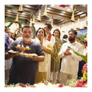 Ravi Jadhav Instagram - काल महाराष्ट्राचे सन्माननीय मुख्यमंत्री श्री एकनाथजी शिंदे आणि सन्माननीय उपमुख्यमंत्री श्री देवेन्द्रजी फडणवीस यांच्या निवासस्थानी त्यांच्या गणरायाचे मंगलमय दर्शन घेण्याचे भाग्य लाभले. 

सोबत सुरांच्या देवी आशा भोसलेजी यांना भेटण्याचा सुवर्णयोग आला!!!

गणपती बाप्पा मोरया 🙏🙏🙏

#ganeshchaturthi #ganpatibappamorya 
#spiritual
