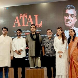 Ravi Jadhav Instagram - Amid love and poetry, we celebrated the poet who wrote history! 🫶 ✨

#MainAtalHoon streaming now, only on #ZEE5

#AtalOnZEE5 #WorldPoetryDay

@pankajtripathi @ravijadhavofficial @vinod.bhanushali @officialsandipssingh @kamleshgori1 @thewriteinsaan @bhaveshbhanushali_ #SamKhan @bsl_films @officiallegendstudios @hitz.music.official @raja.sevak @ektakaul11 @lawrencedcunha @sandeepravade @amolbhor52 @manish_kalra_ @zee5 @zee5global