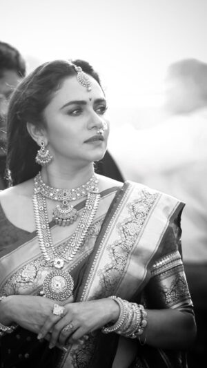Ravi Jadhav Instagram - #bts of our new  #tvcommercial of @wamanharipethejewellers.in with great artist and a greater human being @amrutakhanvilkar 
दुपारी सुरू झालेले हे शुटींग करता करता कधी रात्रीचे ‘बारा वाजले’ कळले पण नाही 😉
Great joy shooting this festival moment!!! Special thanks to @ashishpethe for giving this opportunity and @meghana_jadhav @lawrencedcunha and @amarmangrulkar @neel_pethe for all their support!!! ❤️🪔🧨