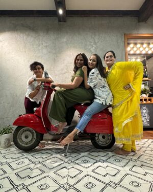 Ravi Jadhav Instagram - प्रेम - माया - जिव्हाळा आणि reunion ❤️🎉💃

#friendship #reunion #celebration #chhayakadam