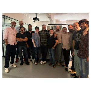 Ravi Jadhav Instagram - Marathi directors who have excelled in Marathi cinema and are now creating remarkable Hindi content have come together to proudly congratulate Aditya Sarpotdar on his smashing hit ‘Munjya.’ This marks just the beginning of the ‘United Colours of Marathi Directors!’ 

काल मराठी सिनेमात उत्कृष्ट कामगिरी केलेल्या आणि आता हिंदी चित्रपट, वेब सिरीजमध्येही उत्तम कामगिरी करणाऱ्या मराठी दिग्दर्शकांनी एकत्र येऊन आदित्य सरपोतदार यांचे त्यांच्या तुफान हिट चित्रपट ‘मुंज्या’साठी अभिनंदन केले. 
‘युनायटेड कलर्स ऑफ मराठी डिरेक्टर्स’ ची ही केवळ सुरूवात आहे!

ओम राऊत धन्यवाद या initiative साठी 🙏
नागराज मिस यू ❤️

@laxman.utekar @omraut @aditya_a_sarpotdar @sameervidwans @avinasharundhaware @nipundharmadhikari @nikmahajan @mapuskar @tejasdeoskar @dnyaneshzoting @jaypraddesai @nagraj_manjule @ravijadhavofficial 

#ProudMarathiDirectors #unitedcoloursofmarathidirectors