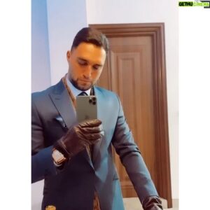 Rayan Borhani Instagram - 🕴🏻👞🌂🧤👔