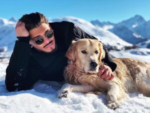 Rayane Bensetti Instagram - Et voilà On repart demain ! Dernier jour de ski,
petite pause avec mambo en repensant à toute cette semaine de fou ! Ce festival de L’Alpe-d’Huez m’a permis de vous préparer encore plus de surprises! 
Alors merci aux organisateurs de m’avoir fait confiance en tant que membre du jury ! Et d’avoir accepté mambo avec moi 😁 
J’espère avoir un film à proposer l’année prochaine pour pouvoir y retourner 😁

Attention ⚠️ la bande annonce de Let’s Dance arrive avec les dates de tournée ! J’ai hâte de redémarrer une nouvelle aventure avec vous ! 
#FestivalDeLAlpesDHuez
#Mambo
#LetsDance
#DernierJour
#JeVousAimeFort