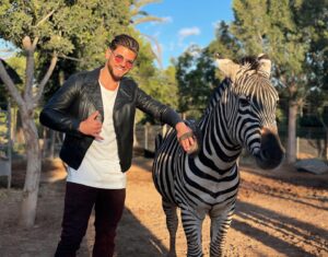 Rayane Bensetti Instagram - Bon bah bonne saint Valentin à tous 😂
Moi je m’occupe de ma chérie aujourd’hui, sabot , crinière , brossage , la voici toute belle 🥰🥰
#happyvalentinesday 
#valentineday 
#love