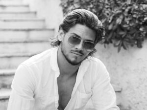 Rayane Bensetti Instagram - Pourquoi le temps passe si vite en vacances ? ☀
En tout cas je profite à fond et je vous prépare plein de surprises 💪🏼
#ondiraittoujourspasmaisjereflechis
#jaipresquesouri
#surprise
#LoveFort