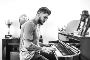 Rayane Bensetti Instagram - C’était pas une vanne, je me suis vraiment mis au piano😁 rdv très vite pour voir la progression ... ou pas😁😁
Vous pensez que je peux y arriver ou c’est la merde ? 😂
En attendant Let’s Dance est disponible en DVD , le roi lion est toujours au cinéma et vous pouvez toujours me retrouver dans le clip de mon frérot @blackm ! 
#lionking 
#letsdanse 
#MonBeauFrere
#Piano
#VuLaTroncheDeMesDoigtsJeGalere
#Love
#JeVoisTousVosMessages
#EncoreMerci 
#EtUnGrandMerciaMonAmi 
@stefanmucchielli pour la photo