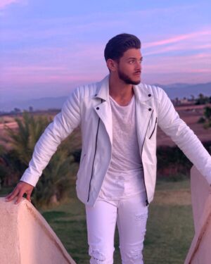 Rayane Bensetti Instagram - Vraiment pressé de terminer cette année 2019 , beaucoup de choses vont changer pour cette nouvelle décennie...🤞🤲🙏