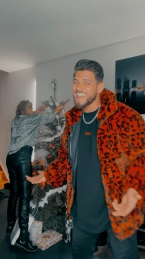 Rayane Bensetti Instagram - Noël avec ma maman tout se passe très bien ! 
J’avais envie de vous faire un petit freestyle pour ce réveillon 😁
Je vous envoie que du love et puis mon adresse si jamais 😂😁
20 rue Gaultier 92400 😂😂
Prod bye @remed.remed 
Joyeux noël ❤️
#maman 
#love 
#reveillon 
#noel 
#merrychristmas
