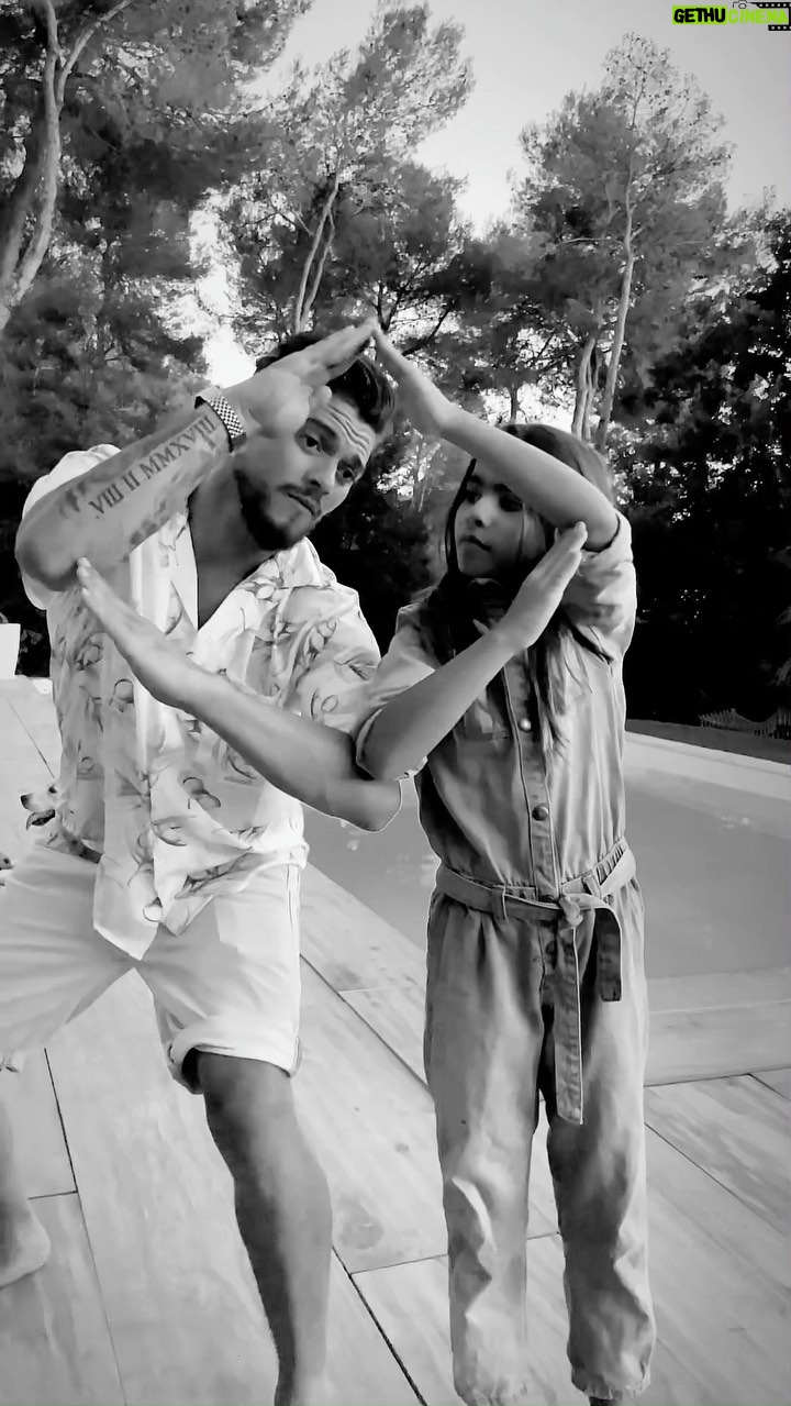 Rayane Bensetti - 66.8K Likes - Petit moment de douceur,
Je vous souhaite
un bon week-end à tous ❤️
#dance avec Ma petite @papa_et_neylia
#love
#family