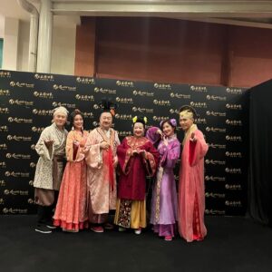 Raymond Cho Wing-Lim Instagram - 多謝家燕帶我哋到云頂登台同大家見面,馬來西亞朋友非常熱情,期待下次原班人馬再度演出🙏👏👌☺️❤️謝謝一直支持我的好兄弟@bespoked_ianchang提供靚靚的禮服❤️
@mayannem @sitkayinhk @hugo628 @kaman_kong @大L張武孝