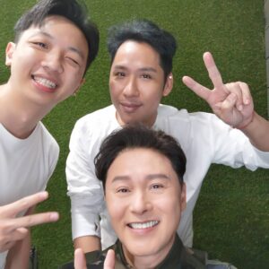 Raymond Cho Wing-Lim Instagram - 今日工作的好拍檔👍👏🤘@taylorwan1 @henryli_makeup
#皇冠爐具#