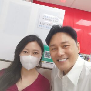 Raymond Cho Wing-Lim Instagram - 有時間梗係要去嘆吓啦。
＃五香肉丁太阳蛋
＃凍奶茶
#銀龍啡啡茶座
@陳穎欣
Lee Kate