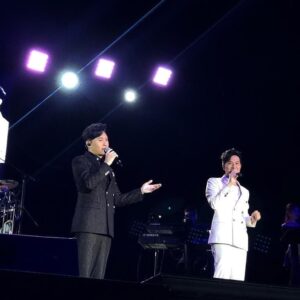 Raymond Cho Wing-Lim Instagram - 美国演唱会成功要多謝主辦單位，贊助商，幕后一班功臣，所有熱情觀衆。多謝老友@tam_eddie為我们設計的黑白双殺，型到跌渣！🤘 @modetuxedo 
#老廉蕭show#
#金泉渡假村#