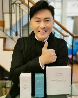 Raymond Cho Wing-Lim Instagram - MH GROUP 產品介紹

https://www.mhgrouphk.com/discount/%E5%B0%8F%E5%8A%9B%E8%B7%AF%E8%8A%99

聖誕節交換禮物，我們產品由權威醫科大學研發及認證;活性成份以尖端生命生物科技從人類臍帶組 織(非臍帶 血)提取的「間充質幹細胞」(Mesenchymal Stem Cells)培養出帶 活性的外泌體及多種的細胞 生長因子

The Brilliance Mask 
簡單介紹
••
專業醫療級幹細胞衍生產品 絲質蛋白面膜緊貼肌膚 有效覆蓋面部細緻部位

 用途
• 促進面部细胞修護 • 回復面部肌膚緊緻 • 修復脆弱肌膚(美容療程後、曬傷等) • 修復皮膚破損 傷口及消炎 • 淡化疤痕色素 • 預防及抗過敏

The Renewal Cream 
產品係一個大人同小朋友，男/女都合適嘅產品。

簡單介紹 • 濕疹、敏感肌膚使用 • 幼兒也可使用 用途
• 濕疹、容易敏感肌膚 • 主婦手 • 舒緩、褪紅、保濕 • 修復傷口、止癢、消炎 • 面部、身體可用

The Essential Mist MH Bio Beauty • 化妝後也可使用
用途 • 日常保養 • 鎮靜肌膚 • 淡斑、美白修復減少黑色素 • 提亮、增加皮膚彈性、改善粗糙 • 減少細紋、收細毛孔

#mhgrouphk #mhbiobeauty #BeautifulLoveBeautifulLife #ActiveExosomeGrowthFactors #ExosomeEGFskincare #eczemaskincare #濕疹皮膚適用 #敏感皮膚適用 #madeinHongKong #小力路芙