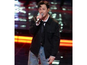 Raymond Lam Instagram - 三子合唱版《風的形狀》，大家喜歡嗎？

Shirt & Jacket: @off___white 
Pants: @misbhv @ithk