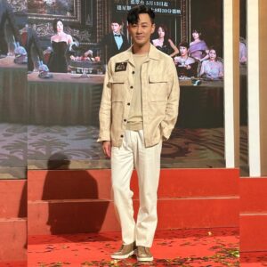 Raymond Lam Instagram - 女朋友，long time no see! 😘

@zegnaofficial #ZEGNA