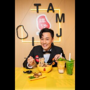 Raymond Lam Instagram - 我陳洛軍正式宣布今日開始我放棄叉燒飯轉投譚仔一票！

因為譚仔新推出嘅「燉排骨‧螺片配哈密瓜爵士湯米線」，用咗哈密瓜熬製而成，淨係陣除都嬴晒城寨嘅叉燒飯！仲有新出嘅釀燒野菜雞翼同兩款 Chill爽特飲，消暑解渴一流！

@tamjai_hk #譚仔雲南米線 #燉排骨螺片配哈密瓜爵士湯米線 #chill爽特飲 #thebridgehk