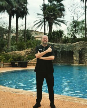 Raymond van Barneveld Instagram - Good Morning from Bahrain 🇧🇭 

Staying in a great hotel. Had a good sleep, been down for breakfast and a short walk around the hotel 👍🏼.

#Darts #pdcdarts #worldseriesdarts #Bahrain #Rvb #barneyarmy