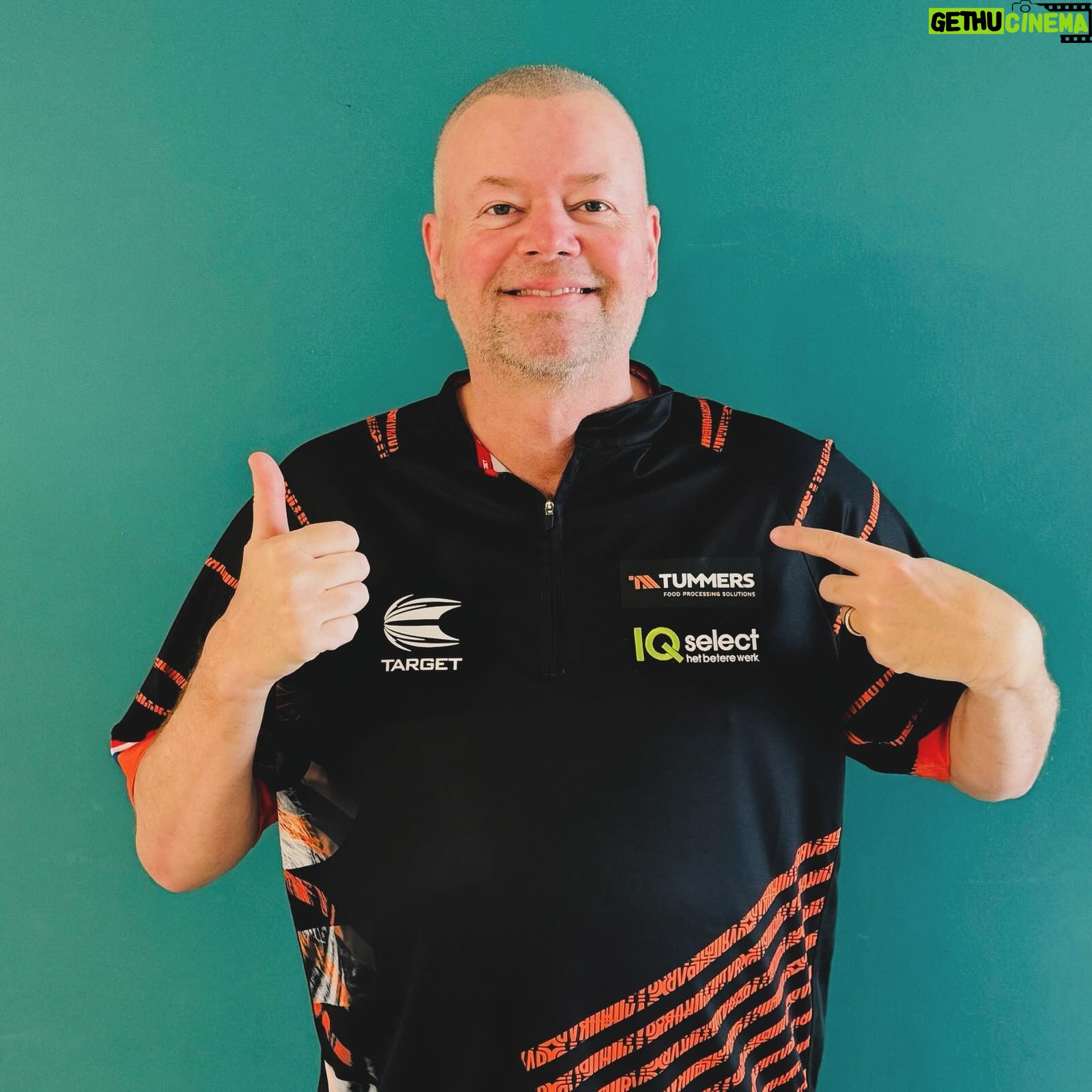 Raymond van Barneveld - 2.4K Likes - 📢 New Sponsorship Announcent 📢 @tummers.fps
Tummers Food Processing Solutions gaat partnerschap aan met Raymond van Barneveld
Hoogerheide, 1 maart, 2024
Hij is een legende binnen de dartwereld en daarom zijn we bij Tummers Food Processing Solutions meer dan trots om ons partnerschap voor 2024 met darter Raymond van Barneveld aan te kondigen.
Met fervente dartliefhebbers in ons team, dartborden op prominente plaatsen in al onze kantines en de beroemde darttoernooien onder collega’s, kon een partnerschap met dartlegende Raymond van Barneveld natuurlijk niet uitblijven.
‘Barney’ heeft het darten in Nederland op de kaart gezet en een partnerschap met hem is dan ook iets waar we meer dan trots op zijn. We hopen dat jullie Raymond dit jaar gaan volgen en wensen hem voor nu veel succes toe, te beginnen bij de UK Open Darts die vandaag start!
#sponsorship #sponsor #darts #rvb #tummers #Barneyarmy