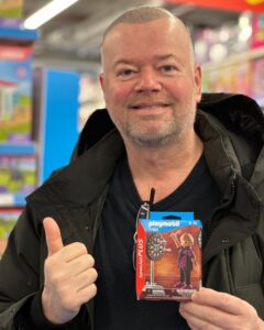 Raymond van Barneveld Instagram - Always been a big @playmobil fan! 👍🏼 🎯 

Especially with my “Playmobil Hair” 😄.
Thought I’d say it before someone else does 😉. 

#Playmobil #Darts #Rvb #Barneyarmy