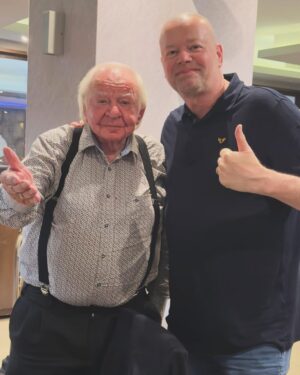 Raymond van Barneveld Instagram - Vandaag heb ik 1 van mijn jeugdhelden ontmoet Adriaan van Toor natuurlijk bekend van Bassie en Adriaan wie kent ze niet haha.
We hebben een leuk gesprek gehad en een fotootje genomen.
We gaan samen verder werken aan een nieuwe serie Barney en Adriaan.
