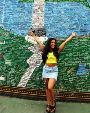 Rayza Alcântara Instagram - Eu tinha um total de 0 roupas na mala e o Marcos falou, vamos? Eu disse: Na hora!🇧🇷💙

📷: @sallestur