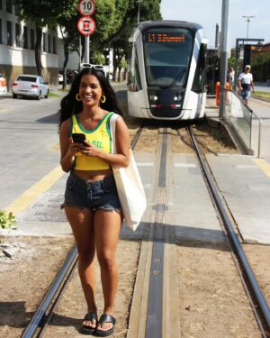 Rayza Alcântara Instagram - Eu tinha um total de 0 roupas na mala e o Marcos falou, vamos? Eu disse: Na hora!🇧🇷💙

📷: @sallestur