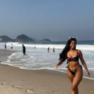 Rayza Alcântara Instagram - Quando a vida for chuva, seja o sol!☀️🤍