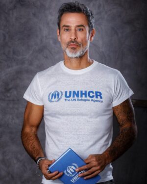 Raz Degan Instagram - Volevo ringraziare tutti voi che oggi durante la trasmissione #Vienidame hanno aperto il cuore e donato al progetto della @UNHCRItalia per garantire scuola ai bambini rifugiati. Il riscontro é stato fantastico. Insieme siamo riusciti a cambiare la vita è dare speranza a tanti piccoli. 
Grazie a @caterinabalivo che ci ospitato, é stato un piacere stare nel tuo salotto. Grazie al team #UNHCRItalia per tutto quello che fate. 
La campagna é appena partita, e i nostri obbiettivi sono alti. Aiuta @UNHCRItalia a mandare a scuola i bambini rifugiati! Dona da SMS o rete fissa al 45588 #mettiamocelointesta #UNHCR @UNHCRItalia 
Grazie a @davidnaman for making me look slick🙏