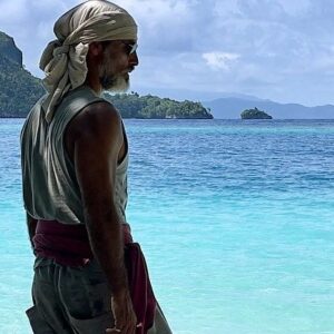 Raz Degan Instagram - Oggi, nel giorno del mio compleanno, un articolo di #VanityFair del 2011 mi è stato riportato da molti. Questo scritto, riproposto oggi, è un promemoria di come ogni momento sia una scelta, un passo verso il nostro destino. Guardando indietro all'articolo, vedo non solo le scelte che ho fatto, ma anche le infinite possibilità che avevo davanti a me. E mi rendo conto che, con intenzione, ho manifestato la vita che desideravo.

Ma questa riflessione non riguarda solo me. La vita non è qualcosa che ci accade; è qualcosa che creiamo. Ogni pensiero, ogni decisione, ogni azione è un'opportunità di vivere con profondità e autenticità. Non siamo spettatori, ma artisti della nostra esistenza. Invito tutti a guardare dentro, a riconoscere il proprio potere e a vivere con intenzione. La vita è qui, ora. Afferratela.

#ScelteDiVita #DestinoManifestato #VanityFairRicordi #ViviConIntenzione #CreaLaTuaStoria #ViviOra