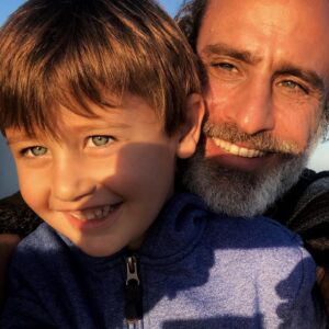 Raz Degan Instagram - Mettere un sorriso sul viso di un bambino può cambiare il mondo, forse non tutto il mondo ma almeno il loro mondo! 

Fino al 14 febbraio  sostieni #Fantasticaroutine donando via sms o chiamando il 45588, per aiutare i  bambini rifugiati nel Sahel a tornare a scuola. @UNHCRItalia
#shabbtshalom little #kai❤️