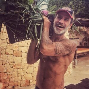 Raz Degan Instagram - Lascia che il cibo sia la tua medicina. Questa espressione antica ha un significato profondo che oggi più che mai dovremmo ricordare. Il cibo è la base della nostra salute fisica e mentale: quando mangiamo bene, ci sentiamo bene e la vita diventa più armoniosa.
Ma cosa significa davvero "lascia che il cibo sia la tua medicina"? Significa che dobbiamo considerare il cibo come una fonte di guarigione e prevenzione, non solo come un modo per placare la fame. Ogni alimento ha i suoi benefici e le sue proprietà uniche, che possono aiutare a rafforzare il nostro organismo e prevenire le malattie.
Immagina se il cibo che ami potesse anche curare il tuo corpo e la tua mente. Se scegliessimo con cura ciò che mettiamo nel nostro piatto, potremmo migliorare la nostra qualità della vita e prevenire numerose malattie. Non solo, ma potremmo anche scoprire nuovi sapori e cucinare con più creatività.
Cosa stai aspettando? Inizia oggi a prenderti cura di te attraverso il cibo. Scopri nuove ricette, esplora nuovi sapori e goditi ogni boccone con gratitudine. Lascia che il cibo sia la tua medicina e la tua fonte di felicità.
CTA: Condividi nei commenti la tua ricetta preferita che ti fa sentire bene e utilizza l'hashtag #trullonation per ispirare gli altri a mangiare in modo sano e consapevole.
@trullonation #❤️ #verdure #cibosano #Pachamama #nutrizione #cambiamento #benessere #salute #Italia #ilovepuglia