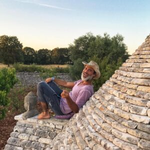 Raz Degan Instagram - Ho letto le risposte al mio ultimo post: molti hanno perso fiducia…  si sentono impotenti e demoralizzati.  È a voi che mi rivolgo oggi. Posso condividere con voi la mia esperienza, quello che ho imparato con i miei viaggi e dalle persone che ho conosciuto girando il mondo.  Ci tengo a ricordarvi che le montagne si scalano un passo alla volta, e il primo passo non lo fate con i piedi, ma con la mente. Parte tutto da lì.

Esiste un'energia collettiva che crea il mondo in cui viviamo. Ciò che sentiamo, pensiamo, diciamo e facciamo collettivamente ha la forza di indirizzarci verso un risultato. Forse ci sentiamo impotenti davanti alla politica, alle multinazionali che ormai controllano il mondo (da Facebook o Google ai Big Pharma, ai colossi dei Media per citarne alcuni), ma è fondamentale ricordarci che loro sono grandi grazie a noi. 
Facebook è stata condannata per aver svenduto i nostri dati a terzi che li hanno usati per manipolarci. Immaginate se tutti noi su Facebook invece del polllice blu, premessimo un grande dito medio, dico tutti, collettivamente. Come? Basterebbe un bel DELETE al nostro account FB, rifiutando di usufruire del servizio fino a che non viene rispettata la nostra privacy.  Chi avrebbe il potere ora? Scomparirebbe un paese intero da quella realtà digitale. Basterebbe un gesto coordinato per esigere rispetto e trasparenza.  Ovviamente questa è una provocazione, ma come individui dovete ricordarvi che insieme abbiamo il potenziale di uno tsunami. 
Sono gli ultimi giorni di quarantena, usateli per informarvi riguardo la scienza dietro i vaccini direttamente dagli specialisti, non dai canali giornalistici o politici. Informatevi bene riguardo i pericoli nocivi delle reti 5G che in questo momento stanno istallando nelle nostre città. Informatevi bene riguardo l’assalto ai nostri dati privati che le multinazionali ci sottraggono per poi svenderli.  Identificate e supportate i politici e gli attivisti pronti ad urlare le verità scomode. 
È una giornata bellissima qui in puglia, è primavera, …è un periodo di rinascita.  Buona festa della liberazione.  E ricordatevi che dall’altra parte della paura c’e la liberta. #hbdstuart #freedom
