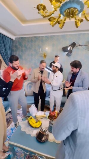 Razzaq Ahmed Instagram - شكراً للمفاجأة الحلوة اليوم بعيد ميلادي من اخوتي الفنانين #رزاق_احمد و #محمد_السالم واستاذ #عصام_العباسي  و #شهد_الخطاب وكل كادر مسلسل #ملاك مشكورين ماقصرتوا احبكم❤️🙏🏻