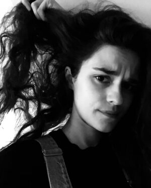 Rebecca Liddiard Instagram - Everyone: What have you been up to lately!?

Me: I’ve been brushing my hair.