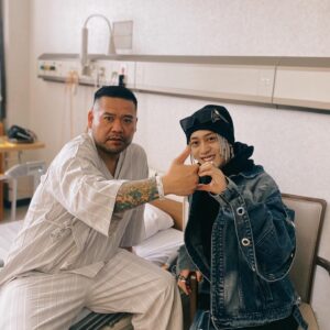 Red Eye Instagram - 無事に手術が成功するためにパワーを送りました。

このポーズは今の若者の流行りらしく
逆に漢さんから教えてもらいました。

皆んなで漢さんにエールを🤝
