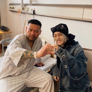 Red Eye Instagram - 無事に手術が成功するためにパワーを送りました。

このポーズは今の若者の流行りらしく
逆に漢さんから教えてもらいました。

皆んなで漢さんにエールを🤝
